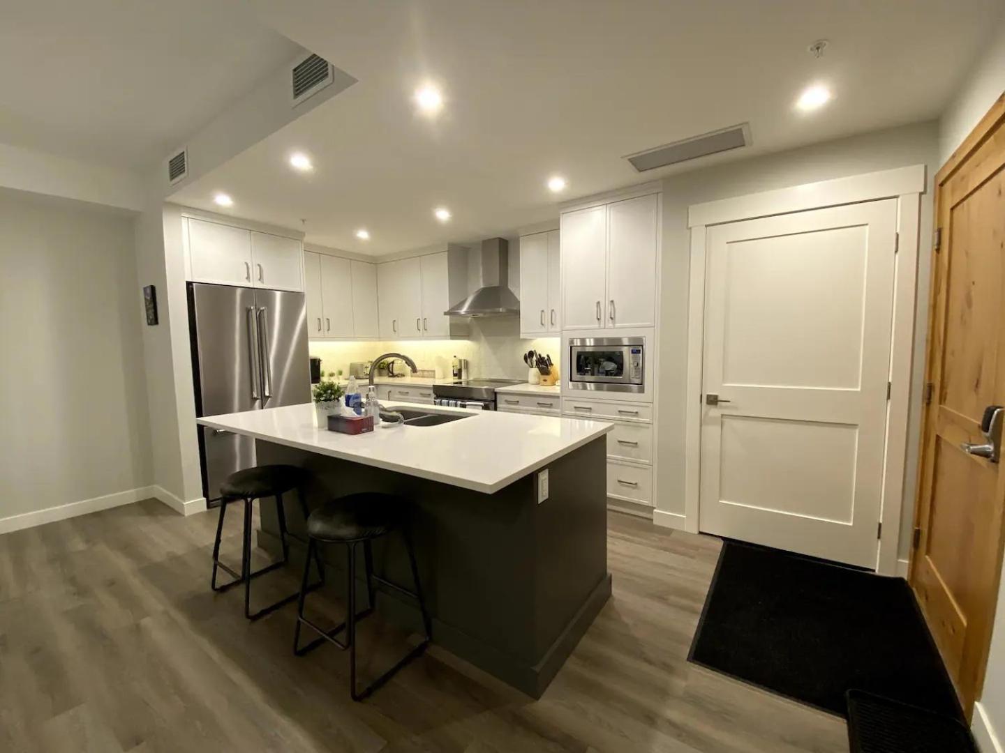 Luxury Unit In The Heart Of 캔모어 외부 사진