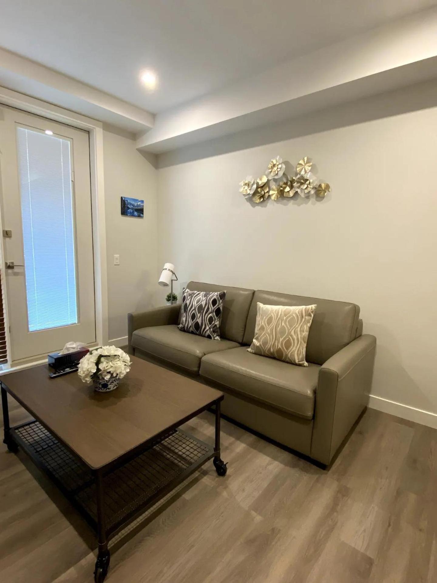 Luxury Unit In The Heart Of 캔모어 외부 사진